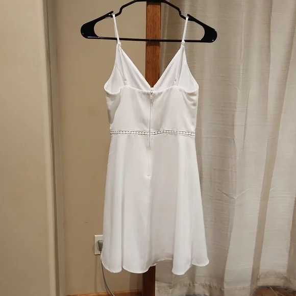 White with floral applications summer or homecoming dress. Size 1/2 - Picture 4 of 16